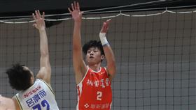 SBL例行賽　璞園擊敗裕隆（2）第17季超級籃球聯賽（SBL）4日在新北市(日告)宇國際亞洲區籃球培訓中心進行例行賽，桃園璞園建築簡偉儒（紅衣）奪下21分，助隊以109比82擊敗裕隆納智捷。中央社記者吳家昇攝　109年4月4日