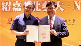 呂紹嘉任北藝大特聘講座教授國家交響樂團（NSO）音樂總監呂紹嘉（左）將擔任國立台北藝術大學特聘講座教授，北藝大音樂學院院長蘇顯達（右）表示，這是北藝大的榮幸，可讓學生持續進步。中央社記者趙靜瑜攝　109年7月3日