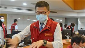 新北旅館業轉型防疫中繼站（1）新北市政府觀光旅遊局長張其強（前）3日指出，媒合市內旅館業推出境外學生及外籍商務客的防疫「中繼宿舍」及「商務客中繼站」，房價雖略低但防疫標準完全比照現行的防疫旅館標準及運作模式。中央社記者黃旭昇新北攝  109年7月3日