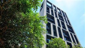 到文山區住80坪均質高端社區，單價行情只要6字頭，在持有成本降低加上愛好文山區靜謐文教氣氛的考量下， 「村泉石上」 吸引不少北市高端客群和企業主目光，圖為建案實品屋照（圖／業者提供）