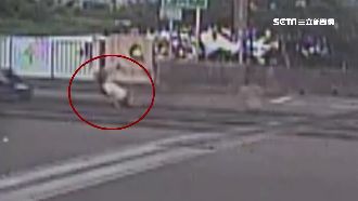 砂石車開過滿地土　軍人騎車打滑摔車