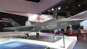 官方露玄機 港媒研判FC-31戰機上艦有譜具有中國官方背景的中國航空研究院日前發表一篇文章，提及要讓新一代戰鬥機明年首飛。外界揣測目前正研發的可能是海軍艦載版FC-31戰機。圖為珠海航展展出的改良版FC-31戰機模型。中央社陳亦偉攝 109年7月3日