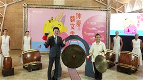 新竹市仲夏藝文季將登場  經典劇碼免費欣賞新竹市政府3日舉辦記者會，新竹市長林智堅（左3）宣布「仲夏藝文季」將於11日登場，陸續推出7場經典舞台劇碼，包括優人神鼓、明華園戲劇團、紙風車劇團等，所有演出均免費入場。中央社記者魯鋼駿攝  109年7月3日