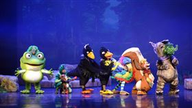 紙風車布景道具重新回歸　巫頂續帶孩子遊世界紙風車劇團位於新北市八里的工廠6月發生大火，廠房內布景道具等付之一炬，不到一個月，劇團已完成3齣劇作的布景道具，4日將進行疫情後首演，以經典劇作「巫頂環遊世界」陪伴孩子們。（紙風車劇團提供）中央社記者趙靜瑜傳真　109年7月3日