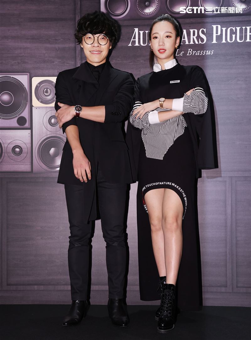 盧廣仲、吳卓源現場表演歌曲。（記者邱榮吉/攝影）