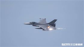 國軍聯合反登陸作戰操演／空軍F－16V戰機發射熱焰彈（圖／國防部提供）