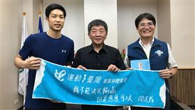 感謝國家防疫隊　周天成被陳時中圈粉台灣羽球一哥周天成（左）3日與體育署長高俊雄（右）一起到中央流行疫情指揮中心拜會指揮官陳時中（中），除感謝國家防疫隊的辛勞，也帶了「戰疫：鐵人部長陳時中與台灣抗疫英雄們」一書，請陳時中簽名留念。（體育署提供）中央社記者龍柏安傳真　109年7月3日