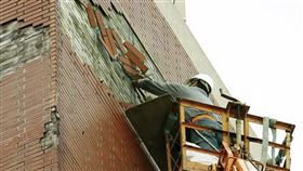 杜絕從天而來的危險，具潛在危險建物外牆，限期改善及申報納管（圖／台北市政府）