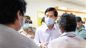 嚴德發探視傷患及家屬(軍聞社提供)