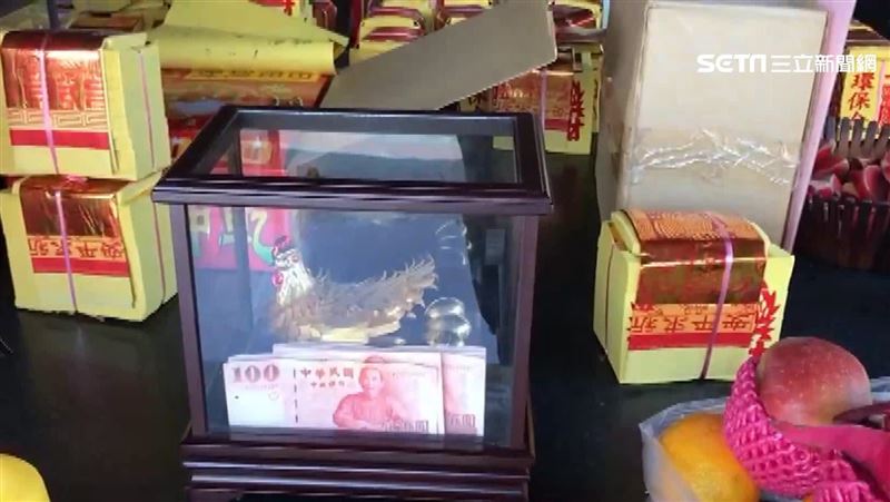 金雞過香爐被拿走　他急尋：有故事的