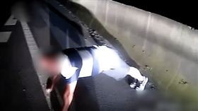 他深夜趴路肩「狂做110下伏地挺身」！交警上前問原因...決定不罰了(圖/翻攝自楚天都市報)