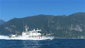 漁會與海巡密切聯繫助護漁　漁民感激屏東縣東港區漁會總幹事林漢丑表示，今年因應黑鮪魚汛期，漁會與海巡署都保持密切聯繫，讓海巡署了解漁民作業海域與需求，並依照漁船作業分布情形，每天在台灣和菲律賓重疊海域部署1至3艘海巡艦艇，讓漁民相當感謝。（東港區漁會提供）中央社記者郭芷瑄傳真　109年7月3日