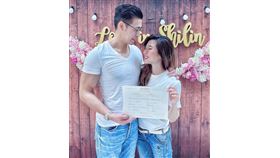 ▲KIMIKO正式成為王太太。（圖／翻攝自王教授臉書）