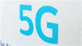 5G搶開台  電信三雄飄煙硝味電信三雄將在本週陸續開台5G，帶領台灣5G正式起跑，中華電信今天宣布，將於明天上午啟動，搶下開台頭香，台灣大哥大也選在當天下午召開記者會，中華電與台哥大較勁意味濃厚，遠傳則是預計7月3日開賣。中央社記者江明晏攝  109年6月29日