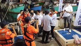 ▲保釣人士因無船員證，遭海巡岸巡人員擋下。（圖／翻攝畫面）