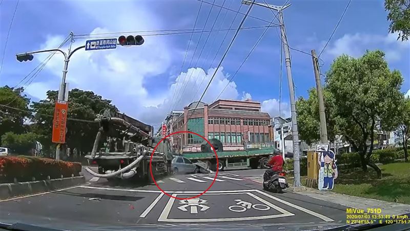 轎車慘遭水泥車夾殺⋯秒變「三明治」