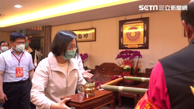 白沙屯媽進香　蔡英文替粉紅超跑淨轎