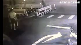 楊實秋兒子路邊講電話，卻遭2醉漢持球棒圍毆。（圖／翻攝畫面）