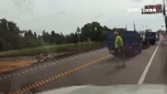 翁淡定闖馬路　2機車慘摔男童險飛出