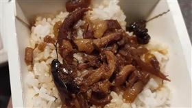 滷肉飯驚見「油亮小強」！老闆娘：那是蔥花啦（圖／翻攝自爆廢公社公開版）