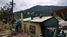 屏東1家8口擠鐵皮屋　志工團熱心相助