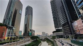 疫情趨緩 馬來西亞逐步開放經濟活動雖然馬來西亞逐步開放經濟活動，不過受到疫情影響，世界銀行預測馬來西亞今年經濟將較去年負成長3.1%，預料明年疫情受控後才能取得6.9%的正成長。中央社記者郭朝河吉隆坡攝　109年7月3日