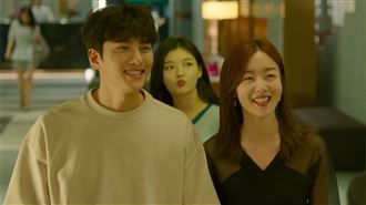 被抓包親密接觸嫩妹！女友竟邀三人行