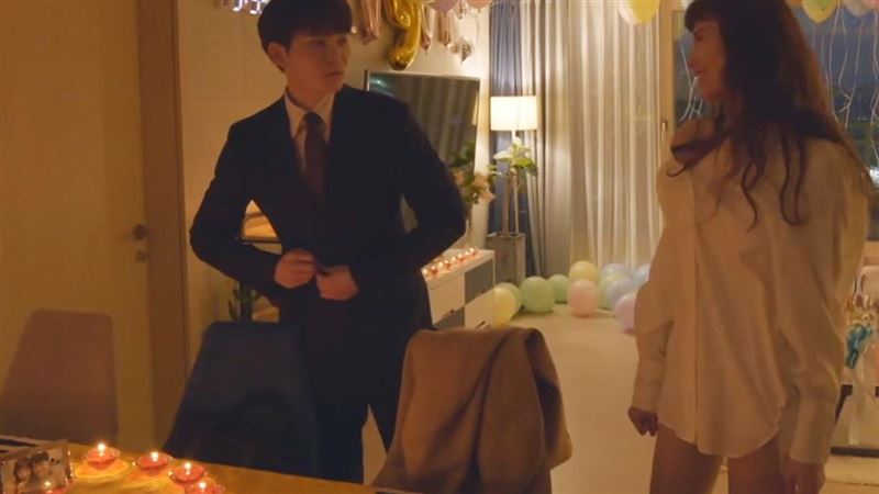 襯衫下衣失蹤！性感女星解扣誘惑男友