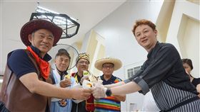 金門創意畜產品發表　楊鎮浯讚酒糟牛肉捲餅金門縣長楊鎮浯（左1）4日出席「加工新生活，畜產新亮點」創意畜產品發表會，特別打扮成牛仔，與畜試所長許一傑（左2）等人品嚐現場製作的酒糟牛肉捲餅，大讚牛肉的好滋味。中央社記者黃慧敏攝　109年7月4日