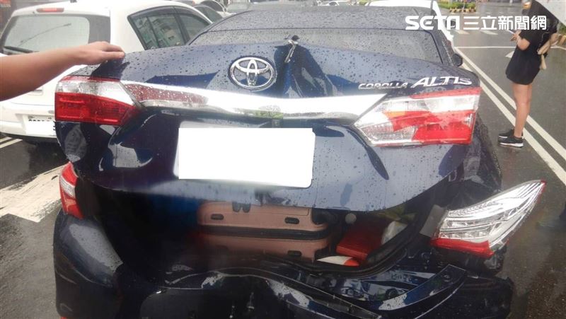 遭追撞…轎車屁股慘凹　車廂彈起曝光