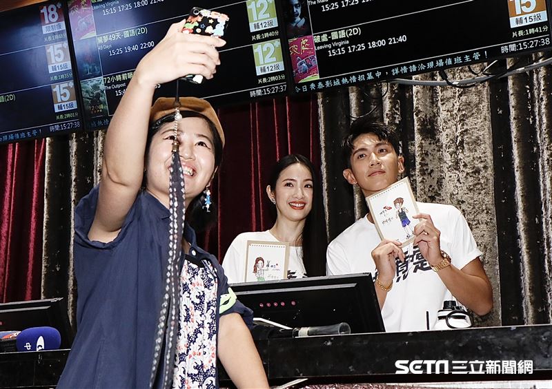 柯震東、林依晨化身一日售票員。（圖／記者林聖凱攝影）