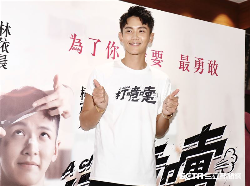 柯震東、林依晨化身一日售票員。（圖／記者林聖凱攝影）