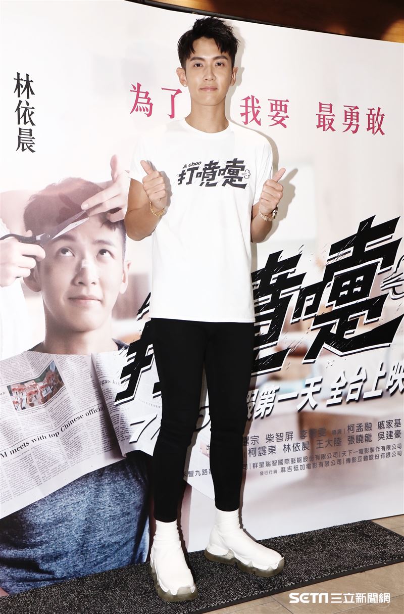 柯震東、林依晨化身一日售票員。（圖／記者林聖凱攝影）