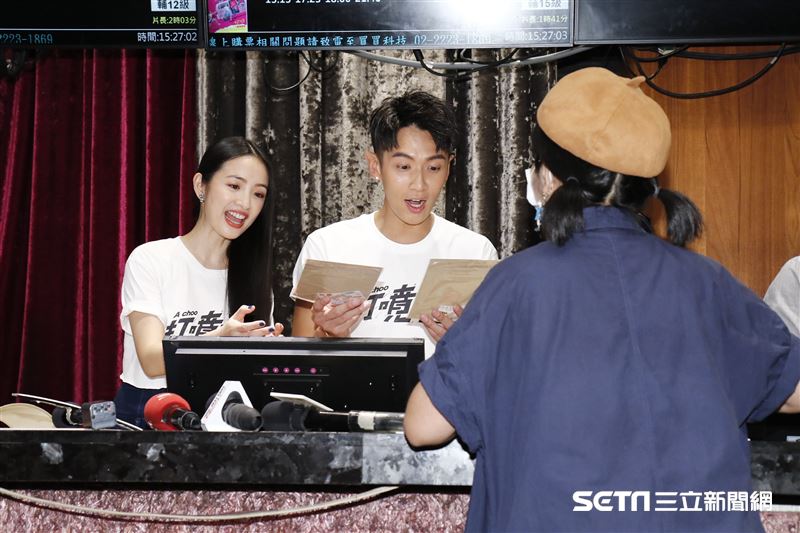 柯震東、林依晨化身一日售票員。（圖／記者林聖凱攝影）