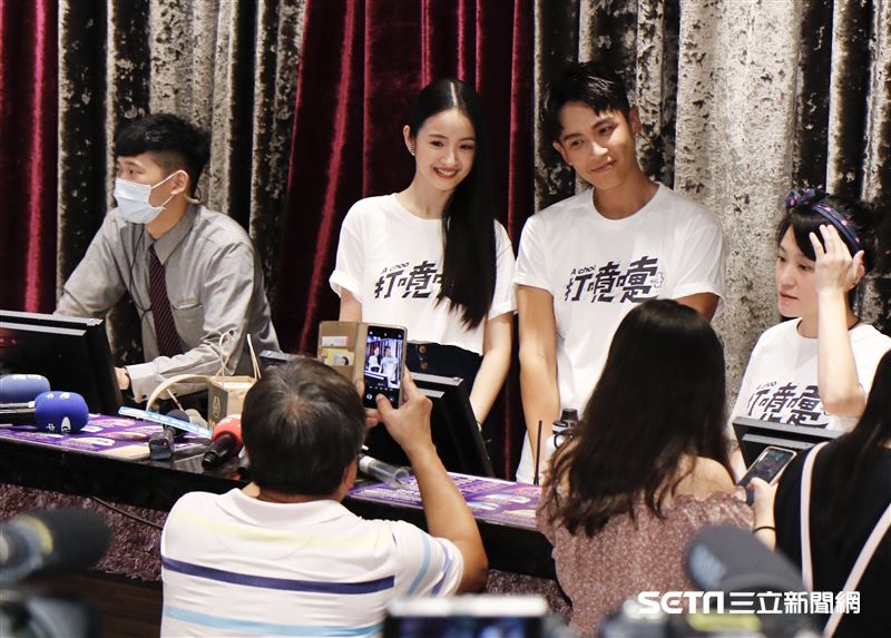 柯震東、林依晨化身一日售票員。（圖／記者林聖凱攝影）