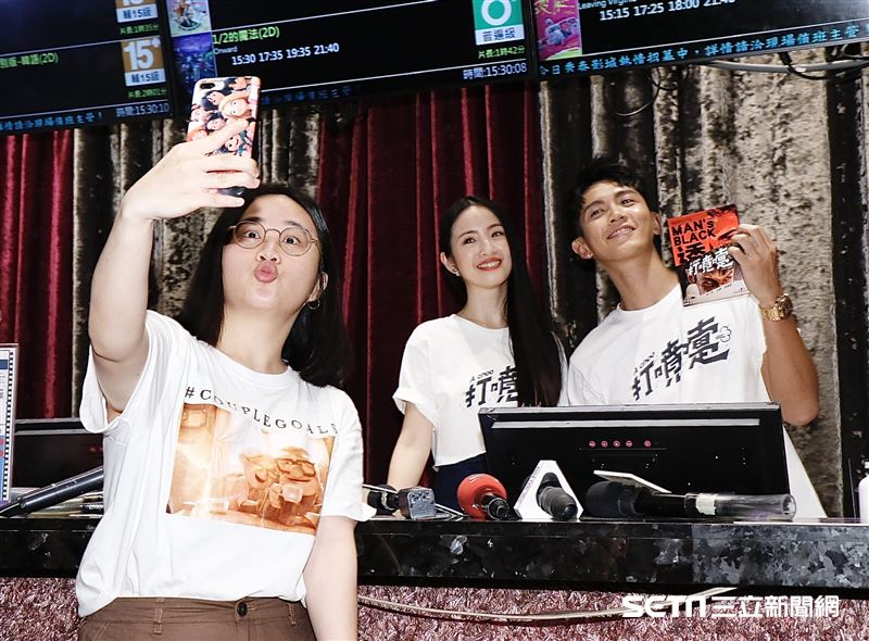 柯震東、林依晨化身一日售票員。（圖／記者林聖凱攝影）