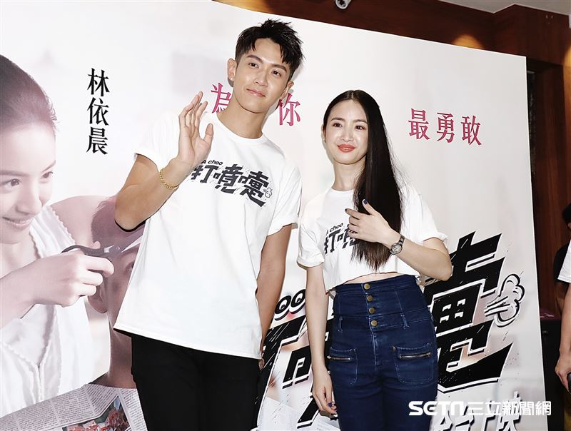 柯震東、林依晨化身一日售票員。（圖／記者林聖凱攝影）