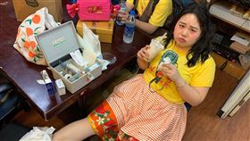 睦媄、大文、楊懿軒、曾珮瑜《破處》，餵吳肇軒立牌吃香蕉。双喜提供