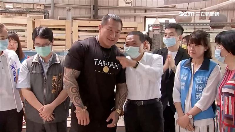 砲轟攻議場可笑　館長同框侯友宜避答