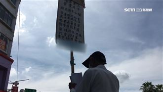 街頭舉牌苦賣房　阿伯：兒子不養我
