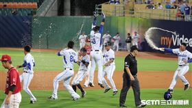 ▲富邦悍將一壘手范國宸敲出再見安打。（圖／記者劉彥池攝影）