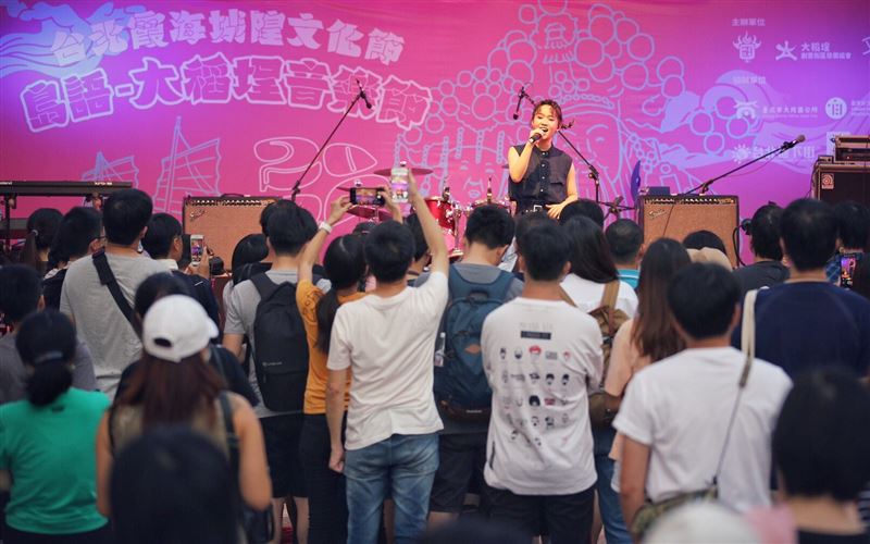 千人湧城隍廟前　醉聽大稻埕老派搖滾