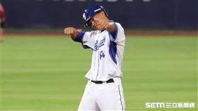 ▲富邦悍將外野手王詩聰敲出生涯首安。（圖／記者劉彥池攝影）