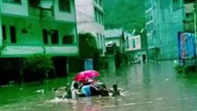 寶寶等不及了！雲南產婦「洪水中分娩」…幫兒取名「水生」
圖／翻攝自微博