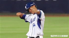 ▲富邦悍將外野手王詩聰敲出生涯首安。（圖／記者劉彥池攝影）