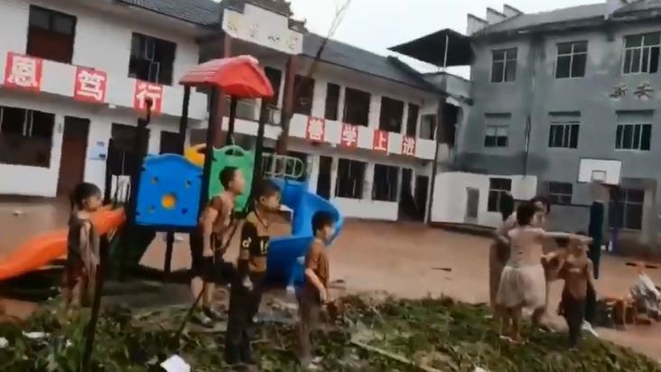 洪水沖毀小學…現場大哭！官方證實了