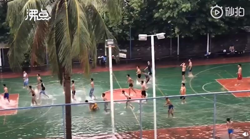 陸淹水慘！學生自創「水上球賽」狂嗨