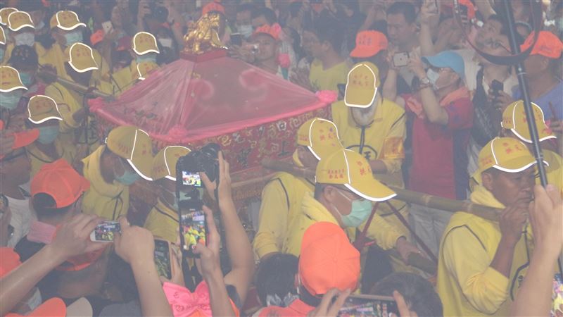 白沙屯媽祖起駕進香　數萬信眾緊跟