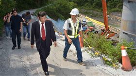 正值防汛期，楊明州代理市長前往桃源區視察，瞭解建國橋施工狀況（圖／高雄市府提供）
