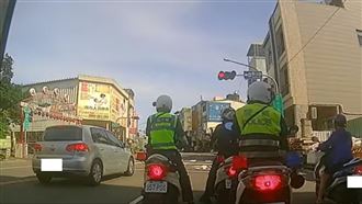 高雄熱爆！3警違規躲太陽…網友戰翻